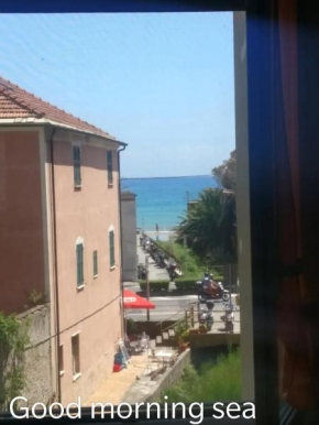 House of fly with sea view, front the beach, Savona